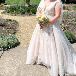 Elegant Lace Wedding Gown